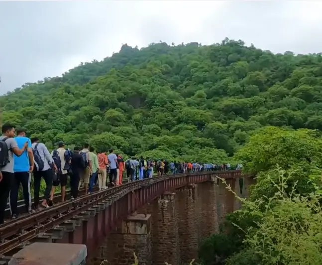 huge crowd at goram ghat railway bridge